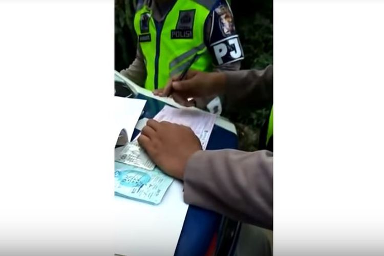 Petugas tetap menulis surat tilang meski sopir truk tidak tahu dan terus menanyakan apa kesalahannya.