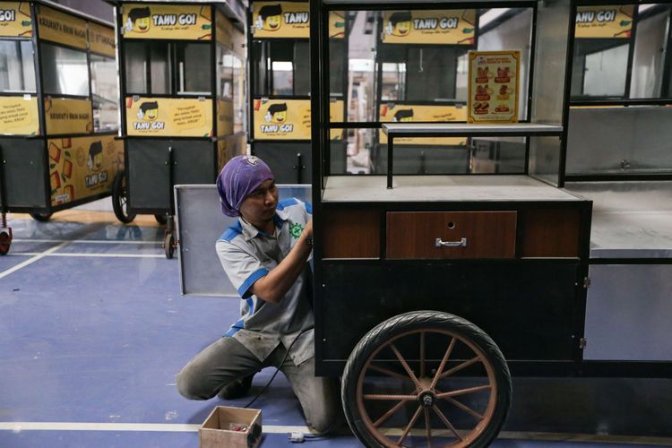 Pekerja menyelesaikan produksi pembuatan gerobak makanan pesanan pelaku bisnis waralaba kuliner di salah satu workshop di Kabupaten Bogor, Kamis (30/6/2022). Sebuah workshop mulai rutin menerima pesananan dari pengusaha waralaba kuliner pasca meredanya kasus pandemi Covid-19.