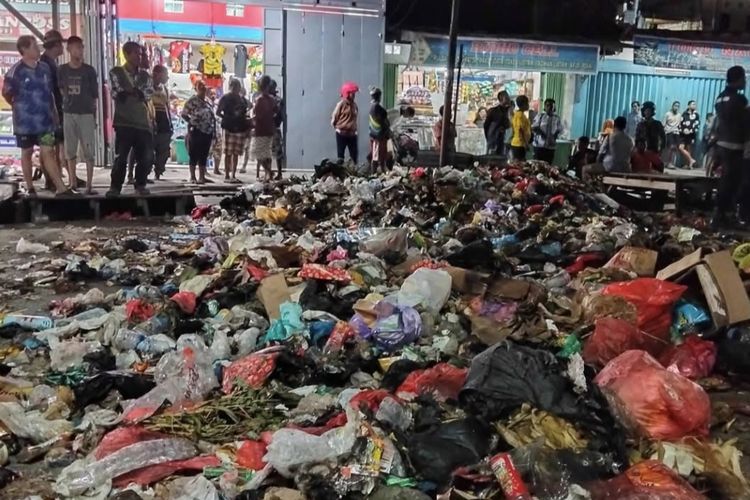 Protes Sampah Tak Diangkut, Mama-Mama Hamburkan Sampah ke Jalan di Pasar Lama Sentani