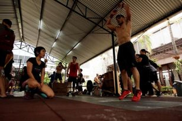 Puluhan Crosfitter turut dalam kegiatan amal bertajuk 'CrossFit for Hope 3rd Annual' di Crossfit Equator, Hotel Garden, Kemang, Jakarta, Sabtu (16/8/2014). Setiap peserta akan melakukan angkatan dan jumlah angkatan akan diakumulasikan dengan uang yang nantinya didonasikan. 