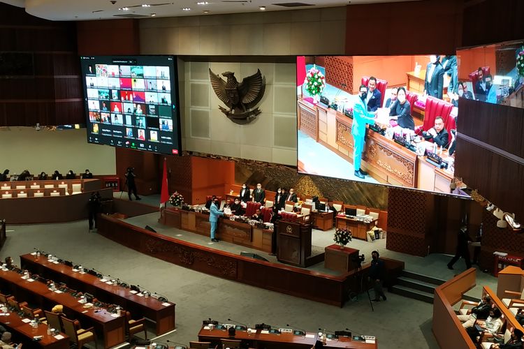 Ketua Komisi II DPR RI Ahmad Doli Kurnia dari fraksi Golkar menyerahkan laporan final rancangan undang-undang tentang pembentukan 3 provinsi baru di Papua, dalam Rapat Paripurna di Kompleks Parlemen, Jakarta, Kamis (30/6/2022).