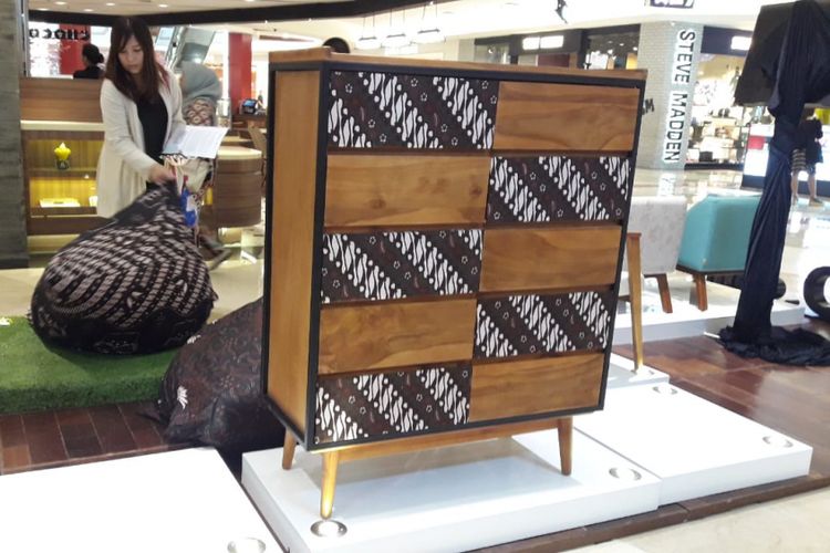 Fabelio berkolaborasi dengan Negarawan memproduksi furnitur bermotif batik.