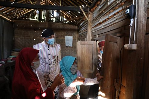 Saat Mbah Paniyem Terharu di Depan Ganjar: Senang Sekali Pak, Dulu Gelap, Cuma Pakai Lilin