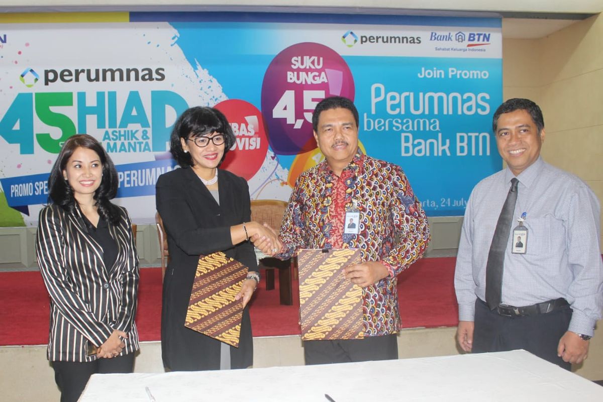 Penandatanganan kerja sama joint promotion 45HIAP suku bunga 4,5 persen untuk KPR/KPA antara Perumnas dan PT Bank Tabungan Negara (Persero) Tbk atau BTN. Penandatanganan dilakukan Direktur Consummer BTN Budi Satria dan Direktur Pemasaran Perumnas Anna Kunti Pratisi di Jakarta, Rabu (24/7/2019).