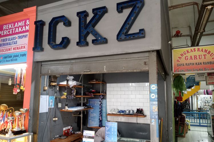 Tempat yang menawarkan jasa cuci dan perawatan sepatu bernama Rockickz yang berlokasi di lantai dasar Pasar Santa, Jakarta Selatan.