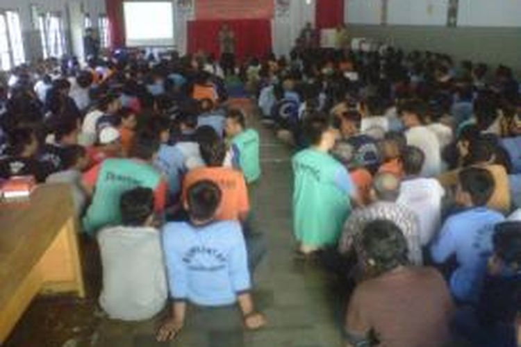 Ratusan warga binaan Lapas kelas II A Kediri, Jawa Timur, mendapatkan simulasi Pilkada oleh KPU setempat, Jum'at (16/8/2013).