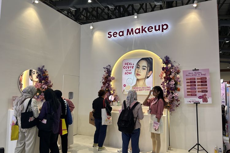 Tampilan booth Sea Makeup di Jakarta X Beauty 2024.
