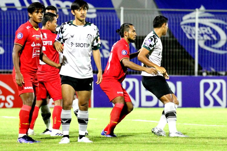 Tiga pemain Persija siap merebut bola dari tiga pemain Persikabo pada laga pekan ke-31 Liga 1di Stadion Kompyang Sujana, Denpasar, Minggu (13/3/2022) malam WIT.