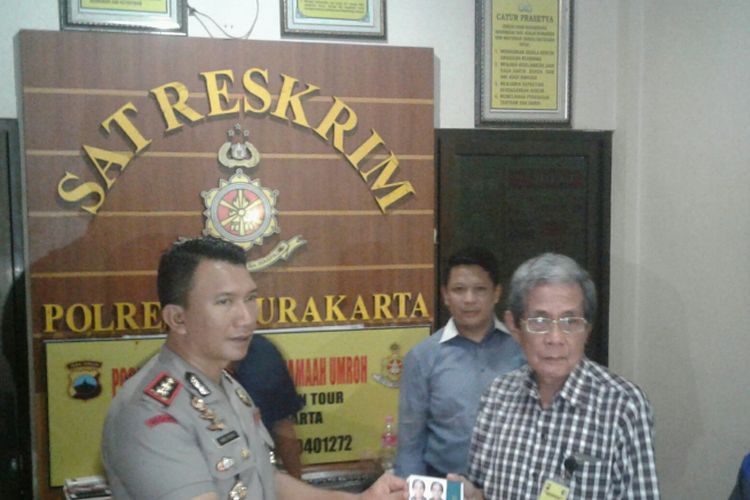 Wakapolresta Surakarta, AKBP Andy Rifai serahkan paspor kepada korban penipuan biro umrah dan haji PT Ustmaniyah Hannien Tour di Lobi Satreskrim Polresta Surakarta di Solo, Jawa Tengah, Selasa (9/1/2018).