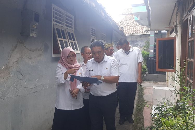 Penjabat Gubernur Banten Al Muktabar saat melakukan verifikasi faktual pendaftar PPDB jalur Zonasi di SMAN 1 Kota Serang. Al mengungkapkan ada pejabat yang dicoret karena mendaftarkan anaknya melalui jalur afirmasi menggunakan SKTM.