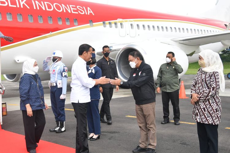 President Joko Widodo (1st, left) and First Lady Iriana (2nd, left) arrive in Abdulrachman Saleh Air Base in Malang, East Java on Wednesday, October 5, 2022. Upon arrival, they are greeted by Youth and Sports Minister Zainudin Amali (2nd, right) and East Java Governor Khofifah Indar Parawansa (1st, right). (Photo by: Presidential Secretariat Press Bureau/Rusman)