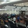 Buruh Bentangkan Spanduk Saat Sidang Paripurna DPRD Sumut: Tuntut Penyelesaian PHK