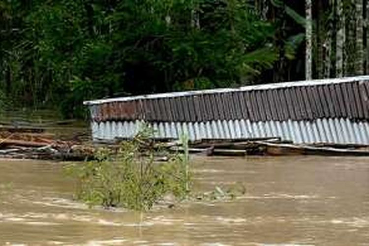 Ratusan rumah warga di Desa Polo Tinggi, Kecamtan Pasie Raya, terandam banjir luapan Sungai Kreuen Teunom.