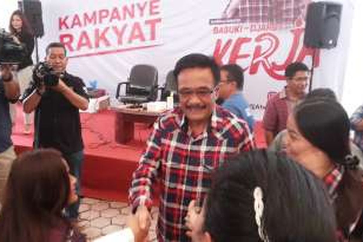 Calon wakil gubernur DKI Jakarta nomor dua Djarot Saiful Hidayat saat menyapa warga yang datang ke rumah relawan di Jalan Lembang, Menteng, Jakarta Pusat, Selasa (22/11/2016).