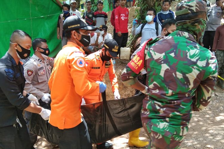 Tim gabungan mengevakuasi jenazah penambang yang tertimbun longsor dalam lubang tambang sedalam 60 meter di Kelurahan Pangkut, Kotawaringin Barat, Kalimantan Tengah, Jumat (20/11/2020).  