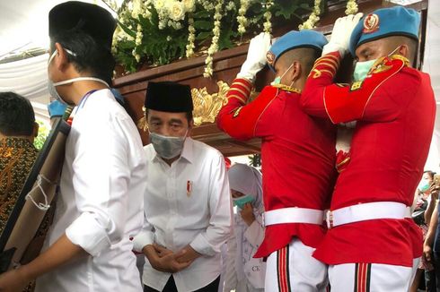 Sebelum Jenazah Ibunda Dimakamkan, Jokowi dan Keluarga Jalani Tradisi Brobosan