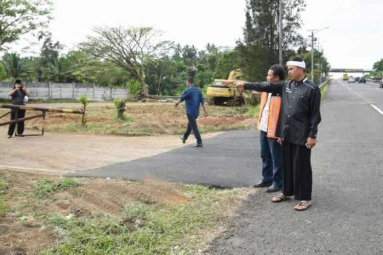 Bupati Purwakarta Dedi Mulyadi meninjau Gerbang Tol Sawit.