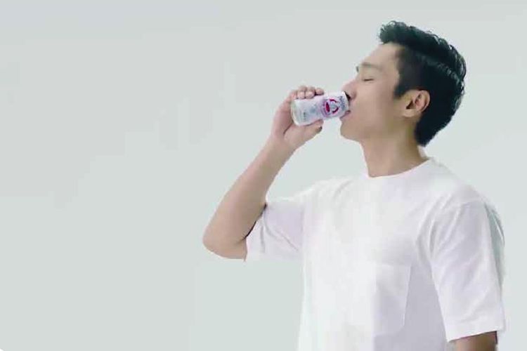 Ilustrasi minum susu bear brand