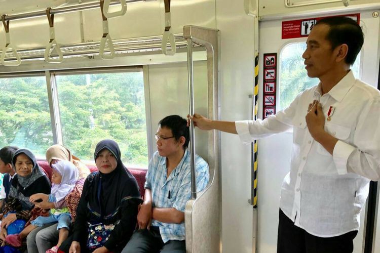 Presiden Joko Widodo ketika berada di gerbong kereta api