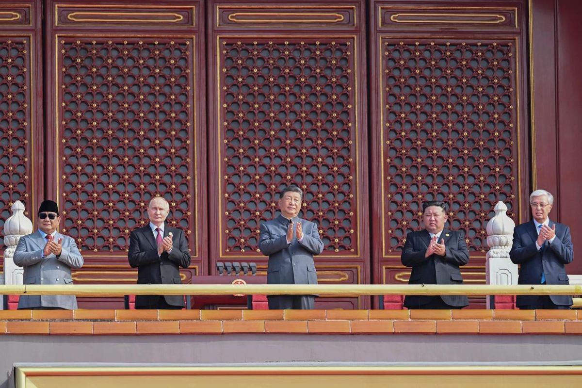 Presiden RI Prabowo Subianto menghadiri parade militer di Lapangan Tiananmen, Beijing, China, pada Rabu (3/9/2025) bersama Presiden China Xi Jinping dan sejumlah petinggi negara lain.
