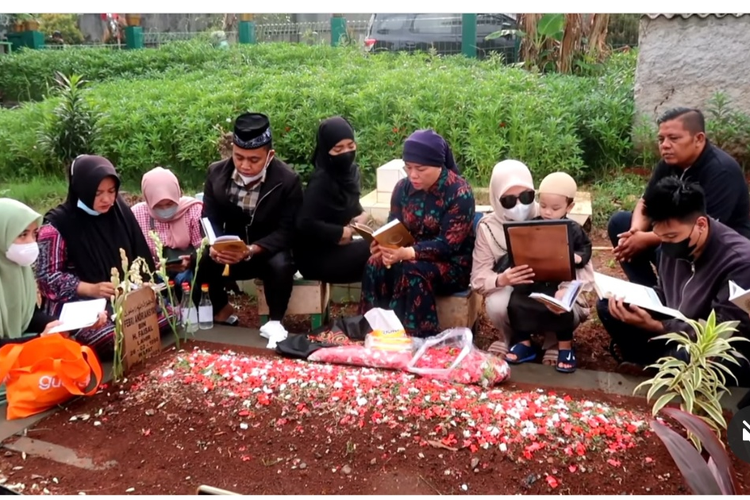 Faisal sekeluarga mengunjungi makam Bibi Andriansyah dan Vanessa Angel jelang bulan Ramadhan. Mereka juga mengajak buah hati Bibi dan Venessa, Gala Sky Andriansyah.