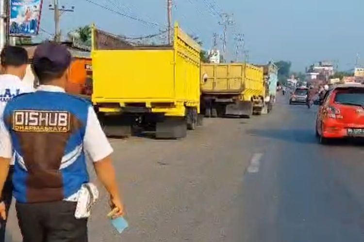 Soal Retribusi Parkir Truk Antre BBM di Bahu Jalan, Dishub Dharmasraya Akan Evaluasi