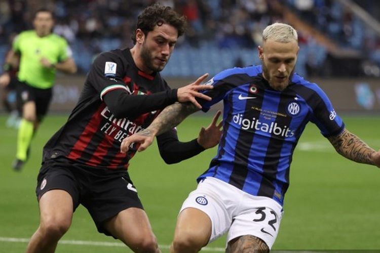 Bek Inter Milan Federico Dimarco (kanan) dibayangi oleh pemain AC Milan, Davide Calabria, dalam laga Piala Super Italia di King Fahd Internasional Stadium, Riyadh, 18 Januari 2023. Terkini, Federico Dimarco berpeluang kembali tampil dalam leg pertama semifinal Liga Champions 2022-2023 kontra AC Milan. Artikel ini berisi jadwal semifinal Liga Champions yang menghadirkan laga Milan vs Inter pada Kamis (11/5/2023).