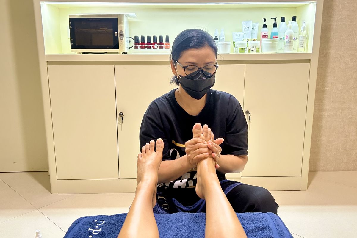 Proses massage kaki dalam rangkaian dari Wellness nails and feet treatment OPI Indonesia di Plaza Indonesia, Jumat (24/10/2025).