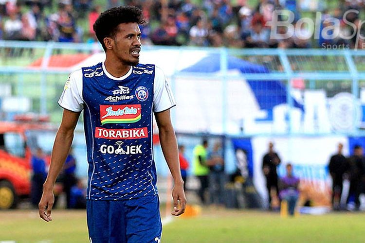 Aksi Alfin Tuasalamony saat menjalani debutnya bersama Arema FC melawan PS Tira dalam laga pekan ke-16 Liga 1 2018 di Stadion Kanjuruhan Kabupaten Malang, Minggu (15/7/2018). 