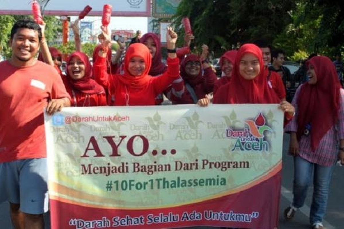 Para relawan Komunitas Darah Untuk Aceh (DUA) melakukan aksi kampanye dijalan dan mengingatkan warga agar waspada terhadap penyebaran penyakit thalassemia yang diturunkan dari hasil perkawinan.***** K12-11 