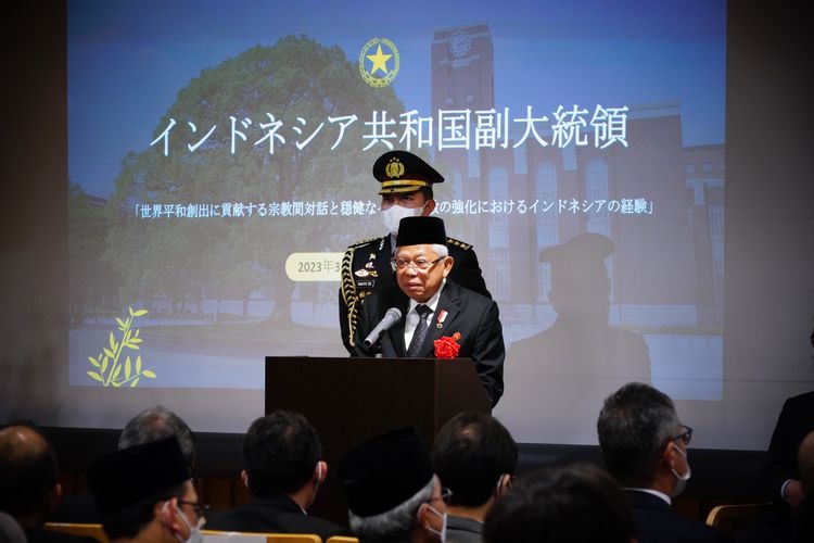 Wakil Presiden Ma'ruf Amin bertajuk 'Pengalaman Indonesia dalam Memperkuat Dialog Lintas Agama dan Islam Moderat sebagai Kontribusi untuk Menciptakan Perdamaian Dunia' di Universitas Kyoto, Jepang, Rabu (8/03/2023).
