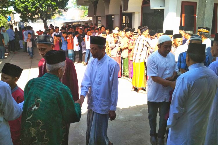Warga Dusun Sorobayan Desa Banyuurip Kecamatan Tegalrejo Kabupaten Magelang saling bersalaman dalam tradisi ujung pada Hari Raya Idul Fitri 1439H, Jumat (15/6/218).