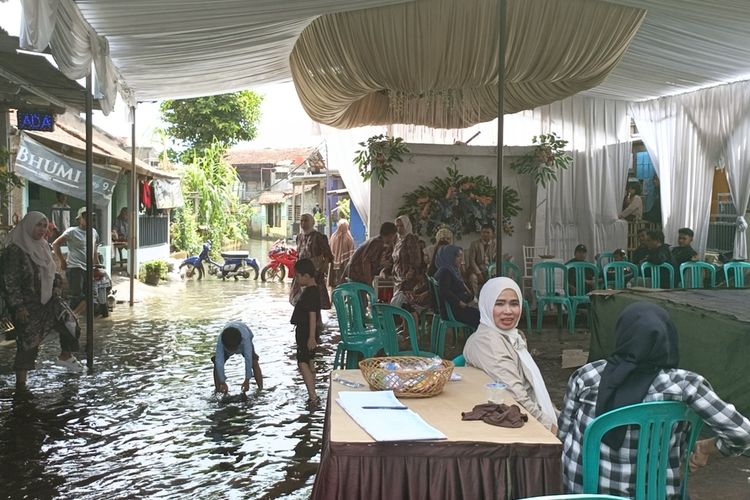 Saat Hajatan Tetap Berlangsung di Tengah Banjir Dayeuhkolot, Tamu Berdatangan Tembus Genangan Air