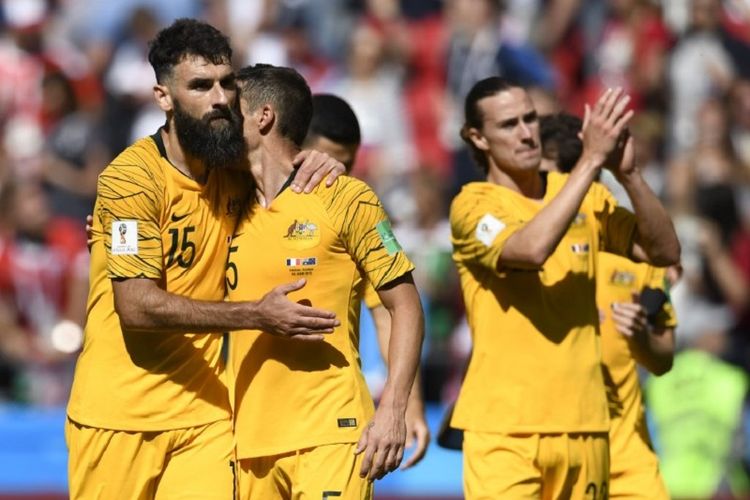 Para pemain Australia merayakan gol Mile Jedinak ke gawang Perancis pada pertandingan Piala Dunia 2018 di Kazan, 16 Juni 2018. 