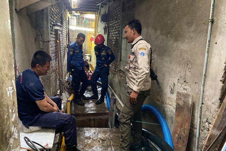 Tim gabungan berupaya mengevakuasi seorang pria berinisial P (37) yang tenggelam di lubang galian kabel milik PT Telkom di Pademangan Timur, Jakarta Utara. 
