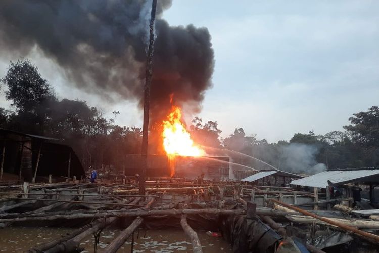 Kebakaran di sumur minyak ilegal di Kecamatan Bajubang, Kabupaten Batanghari, Provinsi Jambi, akhirnya bisa dipadamkan. 