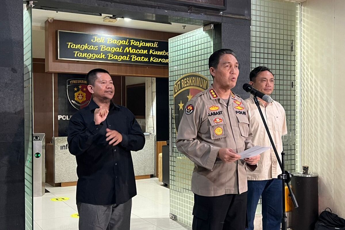 Kabid humas Polda Jabar Kombes Pol Jules Abraham Abast tengah menerangkan Perkembangan kasus pembunhan vina dan eki di Cirebon, di Mapolda Jabar, Senin (11/6/2024) malam.