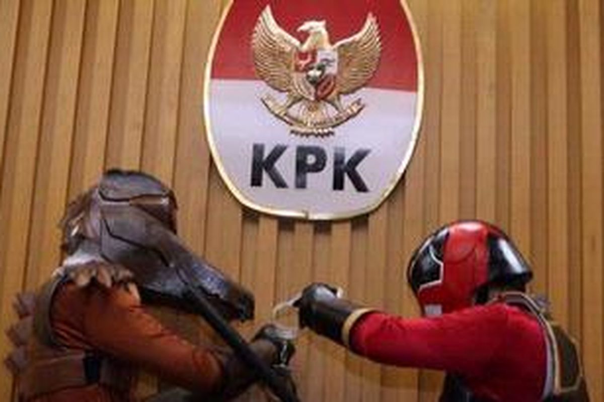 Aksi teatrikal cicak dan buaya yang dilakukan aktivis dari komunitas Cintai Indonesia Cintai KPK (Cicak) di Kantor KPK, Jakarta, Kamis (29/10/2009). Aksi ini dilakukan saat terjadi perseteruan antara KPK (cicak) dan Polri (buaya).