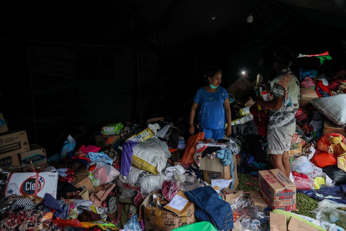 Warga terdampak erupsi Gunung Semeru menempati tenda pengungsian di lapangan Desa Penanggal, Kecamatan Candipuro, Kabupaten Lumajang, Jawa Timur, Rabu (8/12/2021). Selain lapangan desa, warga terdampak erupsi Gunung Semeru juga mengungsi ke balai desa dan rumah kerabat.