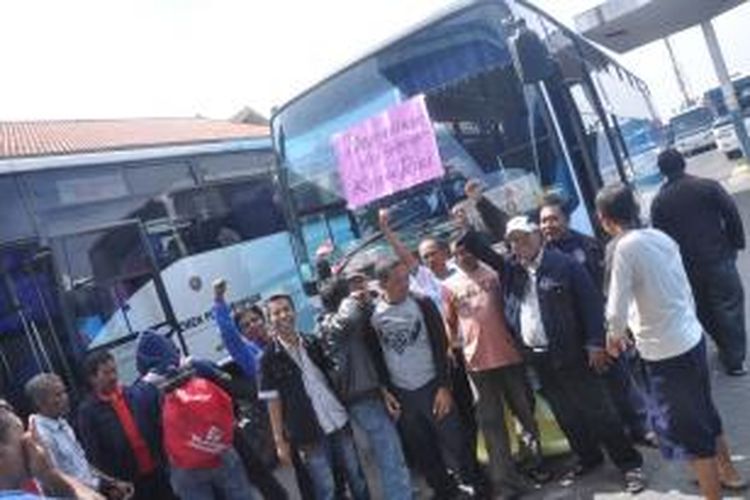 Aksi mogok sopir bus Damri Surabaya.