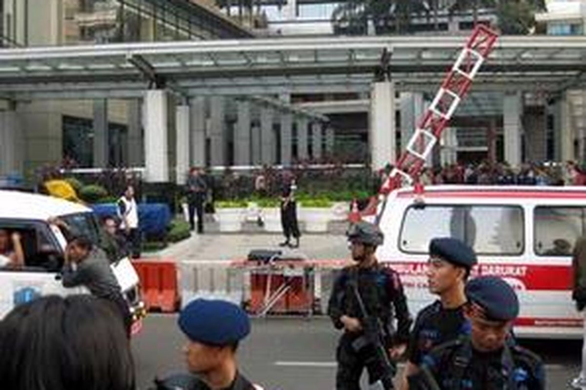 Lokasi ledakan di depan Hotel JW Marriott dijaga aparat keamanan. 