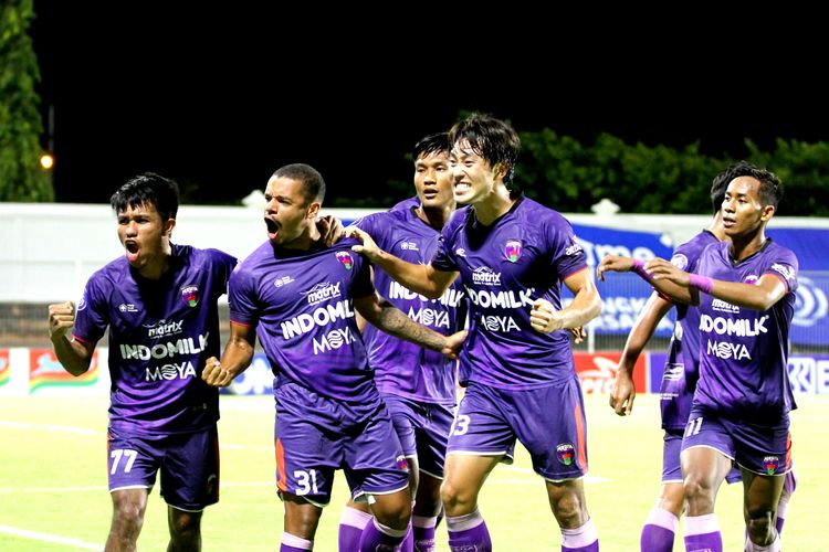 Pemain Persita Tangerang melakukan selebrasi usai menjebol gawang Madura United saat pertandingan pekan 27  Liga 1 2021-2022 yang berakhir dengan skor 1-1 di Stadion Kompyang Sujana Denpasar, Kamis (24/2/2022) sore.