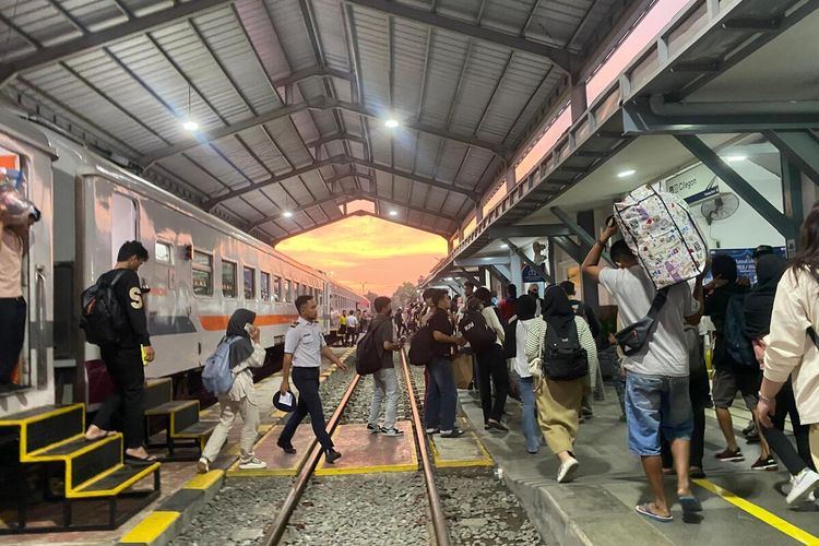 KA Lokal Merak Catat Rekor Tertinggi, Angkut 17.039 Penumpang Per Hari Saat Libur Lebaran