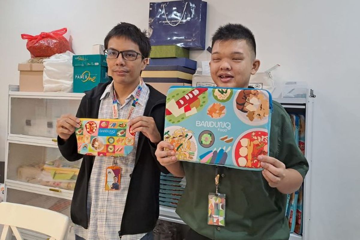Athalia Fikri Yanis dan Ara Putra Fadillah memperlihatkan produk desain yang dielaborasi bersama lewat media sleeve case laptop dan pouch.