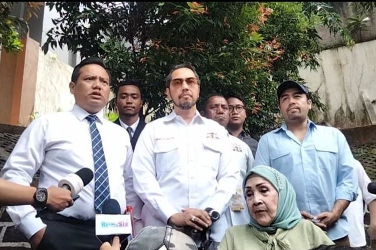 Keluarga Ferry Irawan beserta tim kuasa hukum saat ditemui di Pengadilan Agama Jakarta Selatan pada Kamis (16/2/2023).