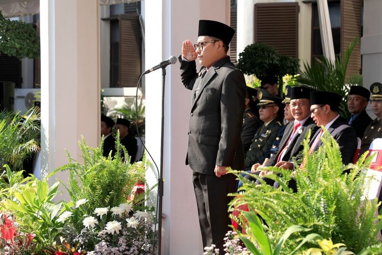 Wali Kota (Walkot) Malang Sutiaji saat menjadi inspektur upacara bendera dalam peringatan Harkitnas ke-115 di halaman Balaikota Malang, Selasa (23/5/2023).