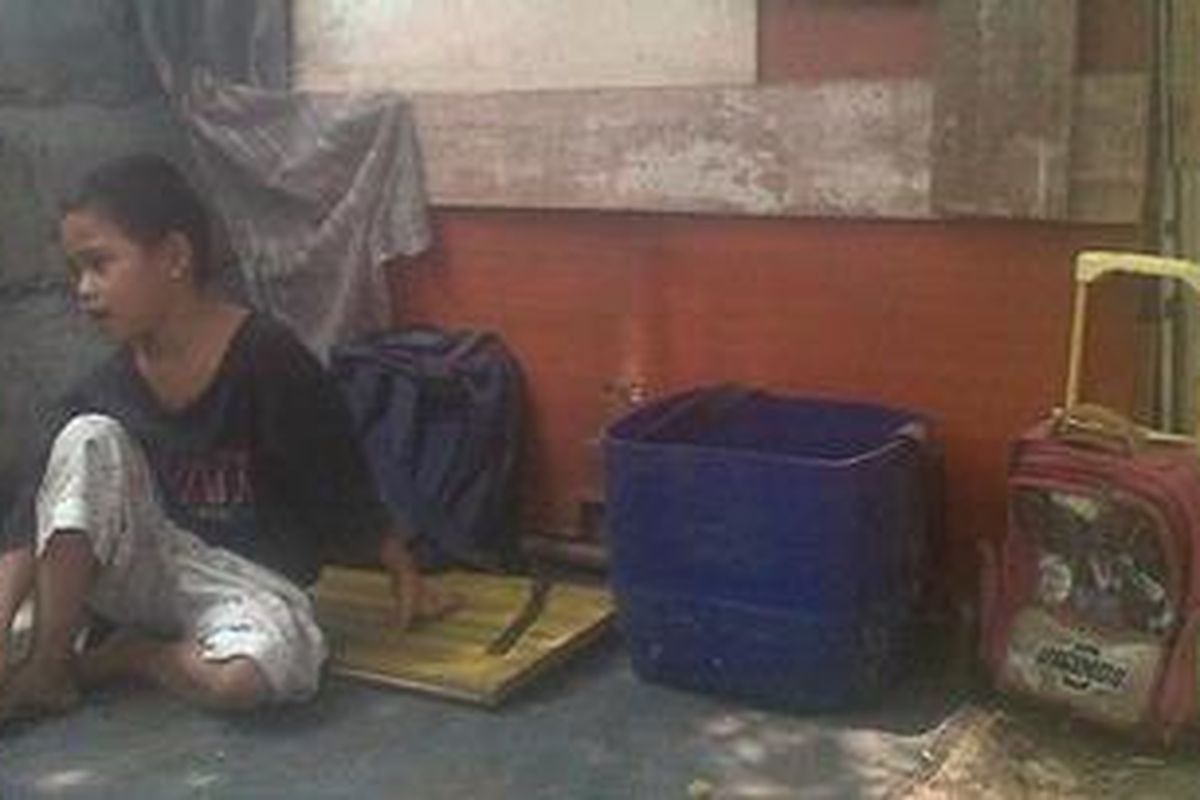 Nurlela (6), putri salah satu keluarga penghuni gubuk di tebing bantaran Kali Ciliwung, Manggarai, Jakarta Selatan, Jumat (26/10/2012).