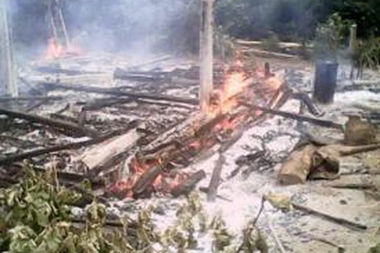 Pondok sekaligus rumah masyarakat adat di Taman Nasional Bukit Barisan Selatan (TNBBS) rata dibakar petugas penertiban