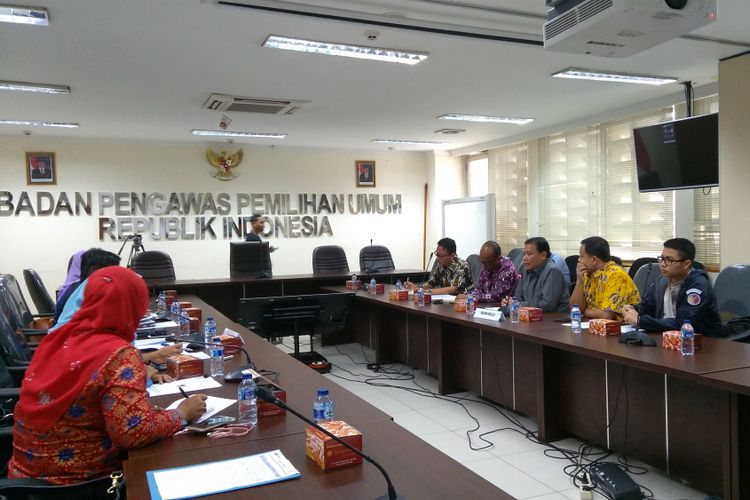 Badan Pengawas Pemilihan Umum RI (Bawaslu) menerima masukan dari Komisi Perlindungan Anak Indonesia (KPAI) untuk menghadirkan Pemilu Ramah Anak, Jakarta, Jumat (9/2/2018). Kampanye melibatkan anak melanggar UU Perlindungan Anak Pasal 15 dan 76H.