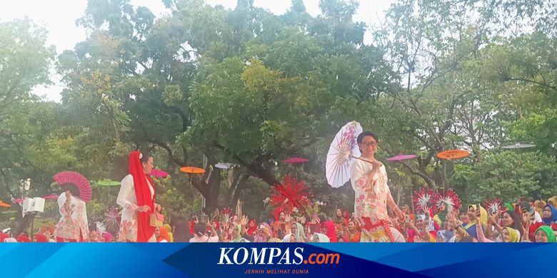 Momen Menkeu Sri Mulyani dan Menlu Retno Jalan di Catwalk "Istana Berkebaya"